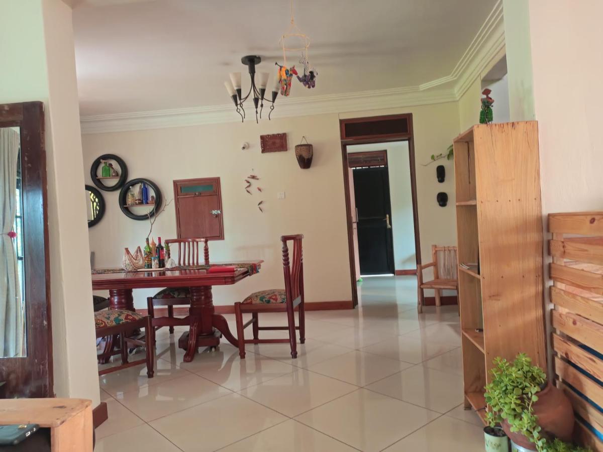 Aivilo Home เอนเทบเบ้ ภายนอก รูปภาพ